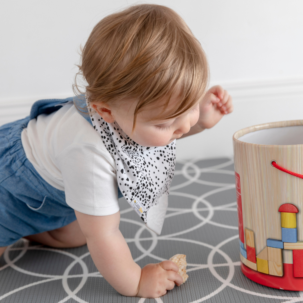 Mono Pop – Organic Reversible Teether Bib (Single Bib, 2 Looks) - Little Bee & Me 